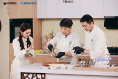 正在侯大师完成东安鸡的制做并夺 