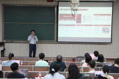 育、讲授设想、手艺东西等方面全维度赋能教师 